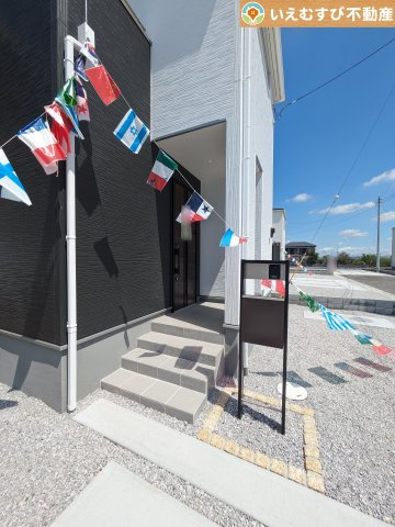 Livele Garden.S　鴻巣関新田のエントランス|落ち着いた色づかいのエントランス
駐車場からアクセスの良いエントランス。雨の日や荷物が多くても安心の動線♪