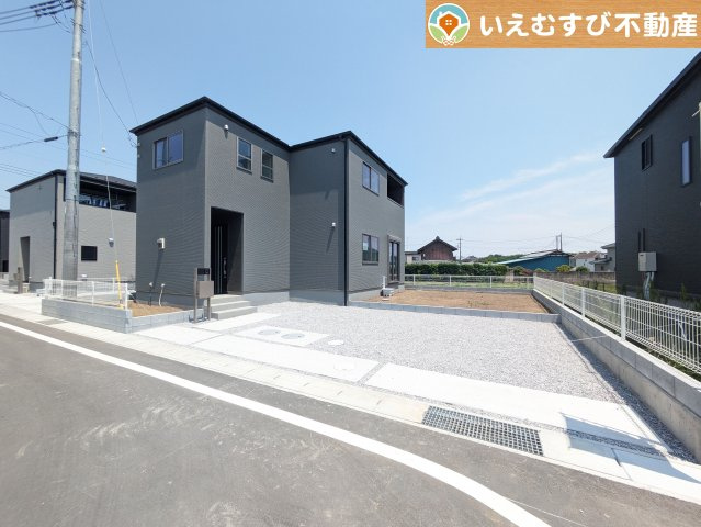 Livele Garden.S　太田第11下田島の駐車場|並列3台駐車可能なゆとりのカースペース
複数台車をお持ちでも、お友達が遊びに来てもゆとりの駐車スペース！