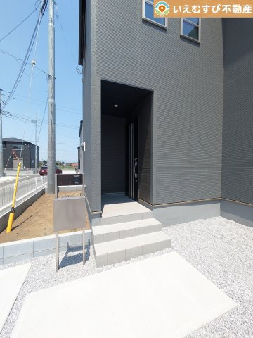 Livele Garden.S　太田第11下田島のエントランス|落ち着いた色づかいのエントランス
駐車場からアクセスの良いエントランス。雨の日や荷物が多くても安心の動線♪