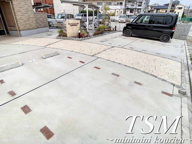 レジデンス香里の駐車場