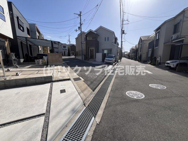 香里ヶ丘9丁目　新築一戸建ての前面道路含む現地写真|前面道路を含む現地写真　角地
■物件内覧・資金計画相談・住宅ローン相談、リフォーム相談、お問合せ受付中■
※当日・翌日のご内覧、ご相談はお電話でのお問合せがスムーズです！