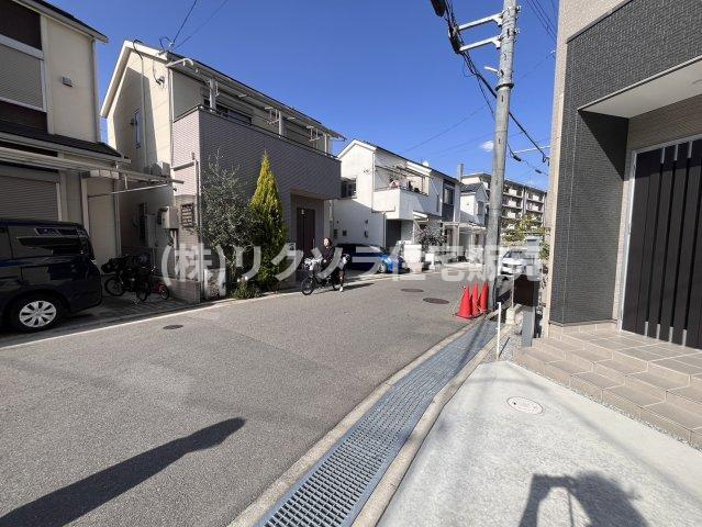 香里ヶ丘9丁目　新築一戸建ての前面道路含む現地写真|前面道路を含む現地写真　公道
■物件内覧・資金計画相談・住宅ローン相談、リフォーム相談、お問合せ受付中■
※当日・翌日のご内覧、ご相談はお電話でのお問合せがスムーズです！