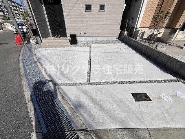 香里ヶ丘9丁目　新築一戸建ての駐車場|駐車スペース　二台駐車可（車種制限有）
■物件内覧・資金計画相談・住宅ローン相談、リフォーム相談、お問合せ受付中■
※当日・翌日のご内覧、ご相談はお電話でのお問合せがスムーズです！