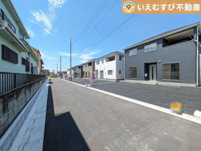 Cradle garden　深谷市萱場第6の前面道路含む現地写真|充分な広さの5ｍ前面道路
間口が広くお車の出し入れも問題なく行えるスペースが確保されています♪