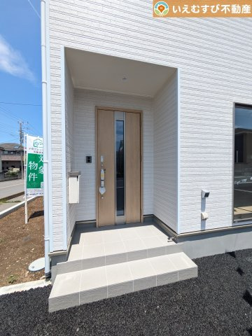 Cradle garden　深谷市萱場第6のエントランス|落ち着いた色づかいのエントランス
駐車場からアクセスの良いエントランス。雨の日や荷物が多くても安心の動線♪