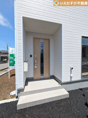 【エントランス】 | Cradle garden　深谷市萱場第6 | 落ち着いた色づかいのエントランス
駐車場からアクセスの良いエントランス。雨の日や荷物が多くても安心の動線♪