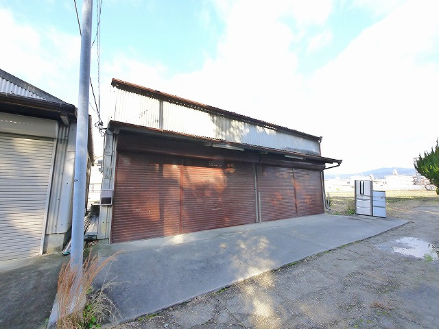 仲嶌貸倉庫の外観