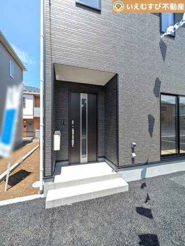 Cradle garden　深谷市萱場第6のエントランス|雨が防げる広々エントランス
駐車場からアクセスの良いエントランス。雨の日や荷物が多くても安心の動線♪