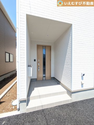Cradle garden　深谷市萱場第6のエントランス|雨が防げる広々エントランス
駐車場からアクセスの良いエントランス。雨の日や荷物が多くても安心の動線♪