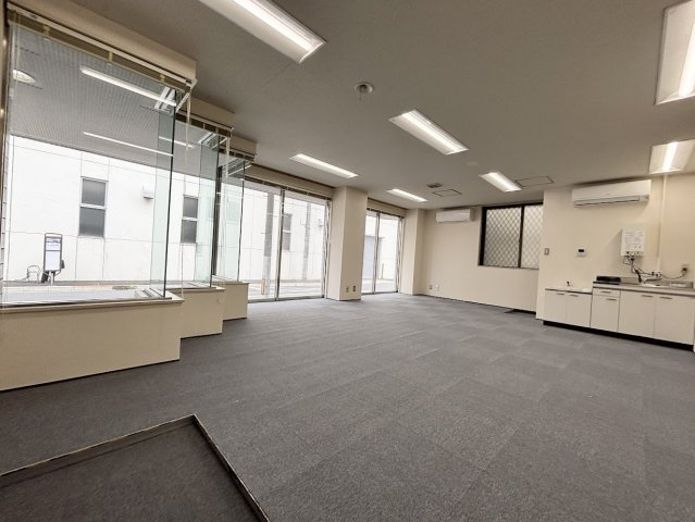 貸事務所　プレステージ・Eの内装|フロア内にはキッチンもあります。