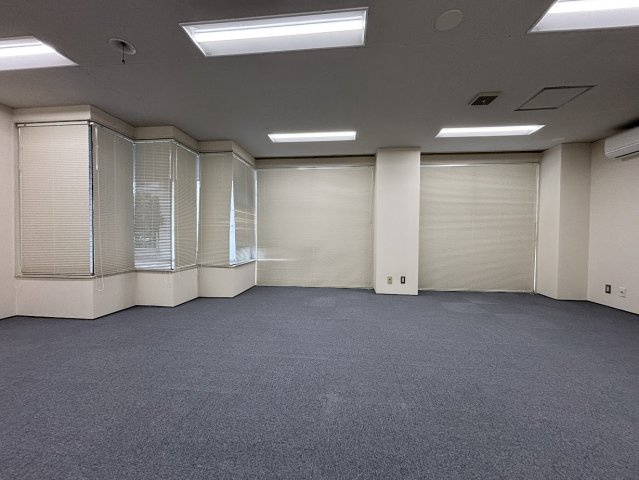 貸事務所　プレステージ・Eの内装|ブラインドを下せば、外からの目線を気にせず業務に集中できます。