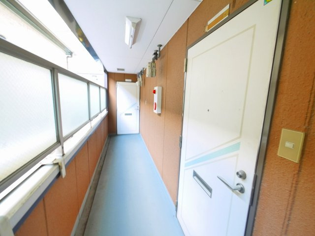 スコッチテリア三条のその他共用部分|明るい共有スペース。