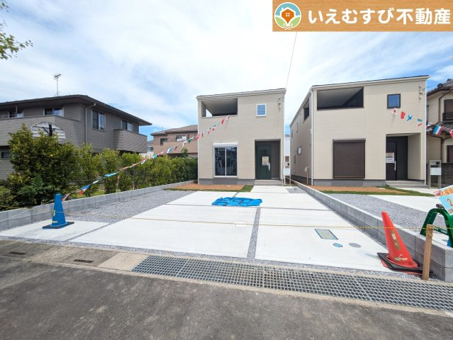 Livele Garden.S　鴻巣明用の駐車場|並列3台駐車可能なゆとりのカースペース
複数台車をお持ちでも、お友達が遊びに来てもゆとりの駐車スペース！