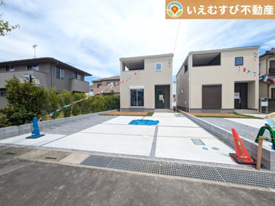 【駐車場】 | Livele Garden.S　鴻巣明用 | 並列3台駐車可能なゆとりのカースペース
複数台車をお持ちでも、お友達が遊びに来てもゆとりの駐車スペース！