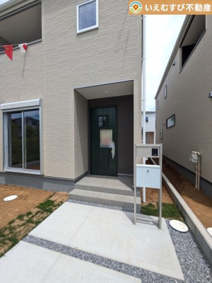 【エントランス】 | Livele Garden.S　鴻巣明用 | 落ち着いた色づかいのエントランス
駐車場からアクセスの良いエントランス。雨の日や荷物が多くても安心の動線♪