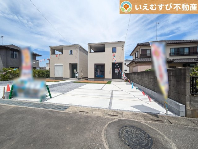 Livele Garden.S　鴻巣明用の駐車場|並列3台駐車可能なゆとりのカースペース
複数台車をお持ちでも、お友達が遊びに来てもゆとりの駐車スペース！