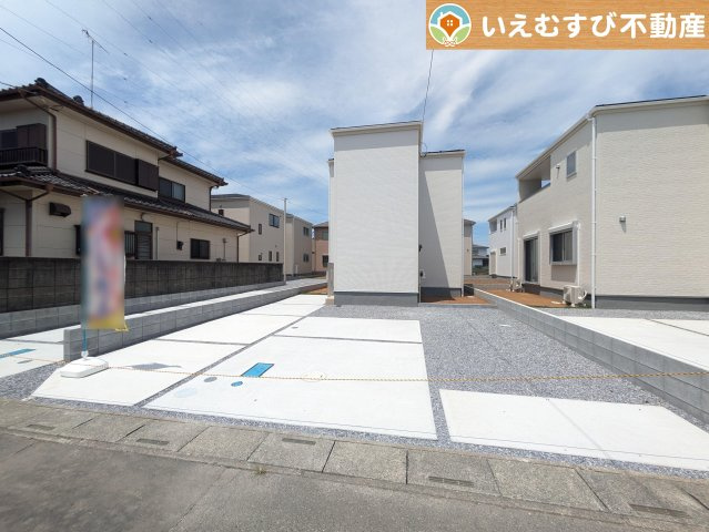 Livele Garden.S　鴻巣明用の駐車場|並列3台駐車可能なゆとりのカースペース
複数台車をお持ちでも、お友達が遊びに来てもゆとりの駐車スペース！