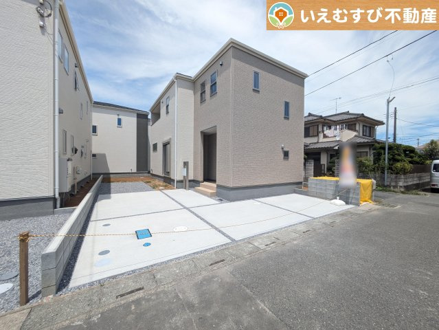 Livele Garden.S　鴻巣明用の駐車場|3台駐車可能なゆとりのカースペース
複数台車をお持ちでも、お友達が遊びに来てもゆとりの駐車スペース！