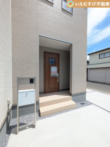 Livele Garden.S　鴻巣明用のエントランス|雨が防げる広々エントランス
駐車場からアクセスの良いエントランス。雨の日や荷物が多くても安心の動線♪
