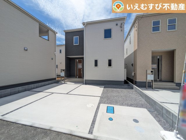 Livele Garden.S　鴻巣明用の駐車場|並列3台駐車可能なゆとりのカースペース
複数台車をお持ちでも、お友達が遊びに来てもゆとりの駐車スペース！