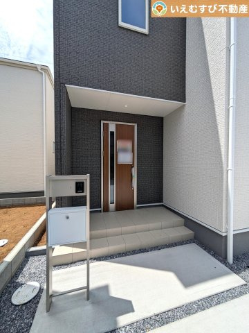 Livele Garden.S　鴻巣明用のエントランス|落ち着いた色づかいのエントランス
駐車場からアクセスの良いエントランス。雨の日や荷物が多くても安心の動線♪