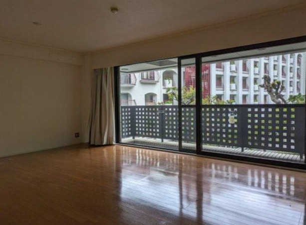 ラフィーヌ芦屋の居間・リビング|LDK約19.6帖　ワイドバルコニーに面して開放感あり