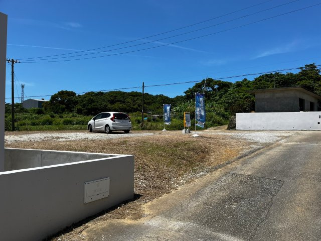 読谷村座喜味　RC戸建　の前面道路含む現地写真|B号棟側敷地