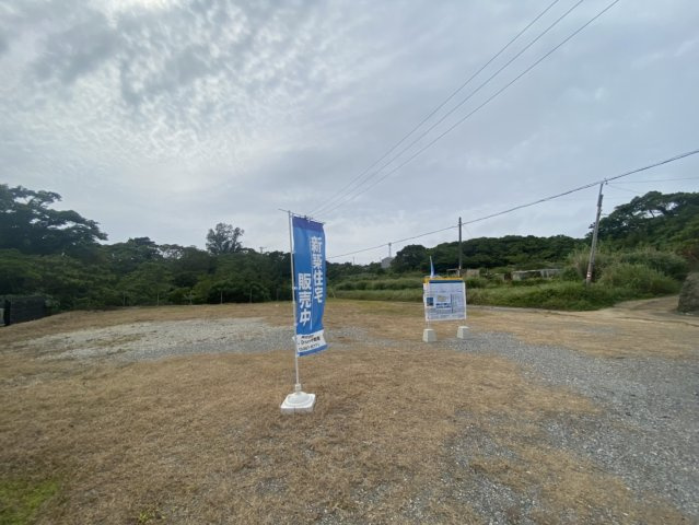 読谷村座喜味　RC戸建　の前面道路含む現地写真|広々とした敷地です