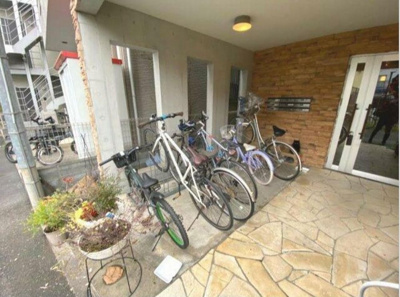 【エントランス】 | ウェルネスK | 清潔なエントランスです