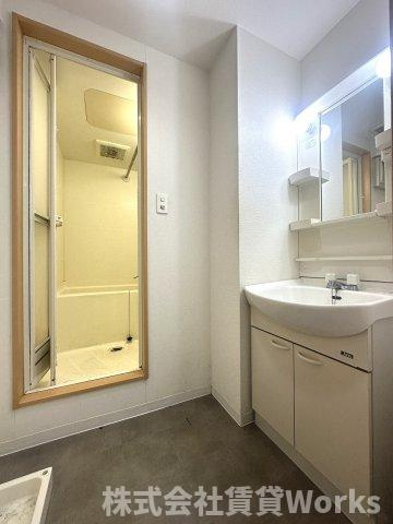 フローラの洗面所|ゆったりとスペースのある洗面所