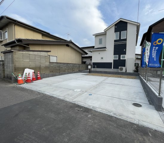 福島市笹谷二本松　Blooming Garden　全2棟の駐車場