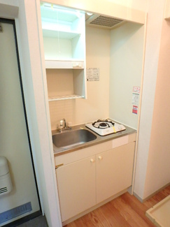 ★キッチン上部に食器や調味料が置けるコンパクトな収納あり★