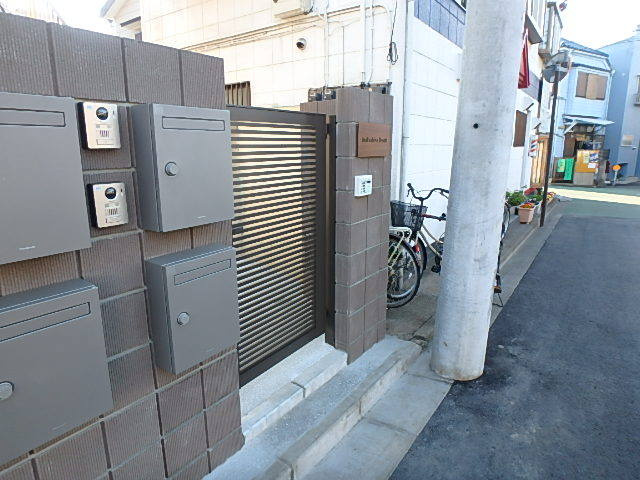 ★一人暮らしに心強いオートロックのエントランス★