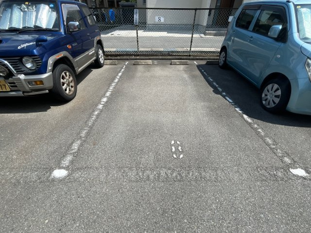 八丈岩マンションの駐車場