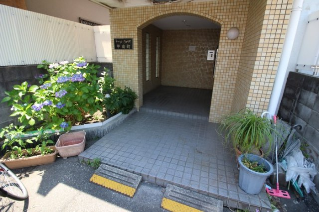 ドムールコスモス甲南町のエントランス