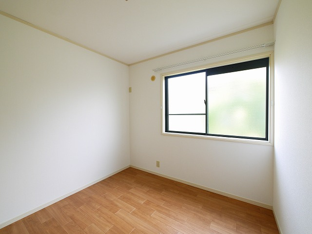 サンメゾネットの洋室|明るい洋室です