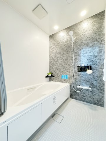 ゆったり過ごせるお風呂です
浴室暖房乾燥機、乾きやすい床材、お掃除楽々！