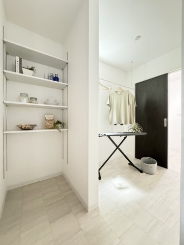 ランドリールーム
雨の日、リビングが洗濯物で一杯！なんて事はありませんか
ランドリールームがあれば、洗濯物がたまるストレスから解放されます。花粉や黄砂の季節も安心、洗面室近くの設計で、家事の時短にも