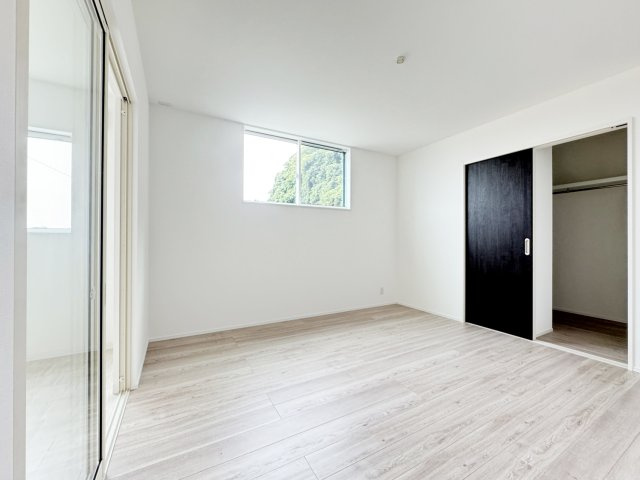 各洋室には1帖以上のクローゼットがあります。また可能な限りウォークインクローゼットを確保。ハンガーパイプ付きなので、衣類の収納もしやすく衣替えもスムーズです