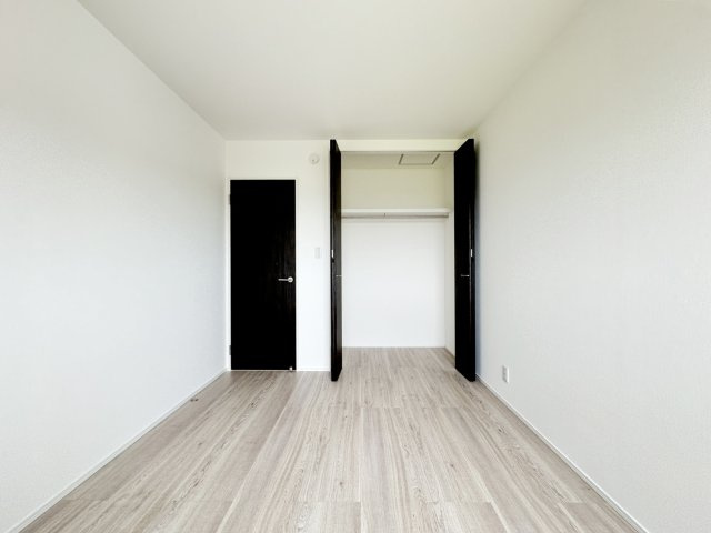 各洋室には1帖以上のクローゼットがあります。また可能な限りウォークインクローゼットを確保。ハンガーパイプ付きなので、衣類の収納もしやすく衣替えもスムーズです