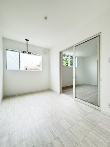 サンルーム
2階にも天候を気にせず洗濯物を干せるスペースを確保
壁面いっぱいに開閉できる窓があるので光がたくさん入り、換気もできます
観葉植物を育てたり、家族でくつろぐスペースとしても活躍