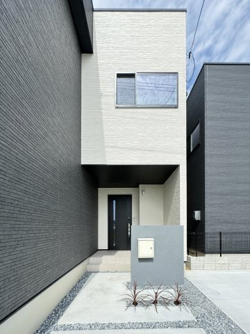 防犯パッケージ 
高いコストパフォーマンスで、強固なセキュリティを実現しました
外出先でもスマホを通して、家の安心を見守れます
①屋外カメラ②窓センサー③屋内カメラ④スマートキー