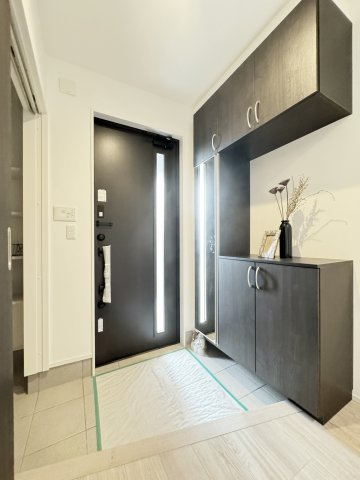 玄関には大容量のシューズボックス
土間収納も備えていますので日常的に出し入れするものを手軽に取り扱う事が出来ます