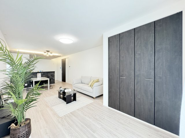 明るく広いリビング！和室と続き間で、さらに広々！
大切なご家族との団らんのスペースが広々あかるい空間として設計されています