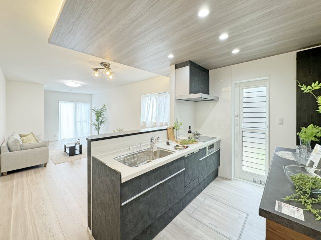 調理家電や食料品のストック、調味料や保存容器など、キッチン廻りには頻繁に使うけど出しっぱなしにはしたくないものばかり
そんな時はパントリーが大活躍です
急な来客時もキッチン廻りはいつもすっきりです