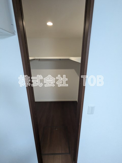 【収納】 | 世田谷区上北沢５丁目　貸戸建て | 1F洋室8.1帖　ウォークインクローゼット