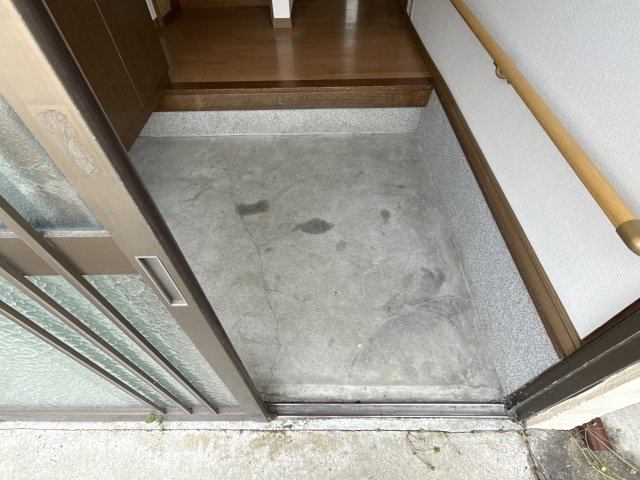 北今宿三丁目三木貸家の玄関