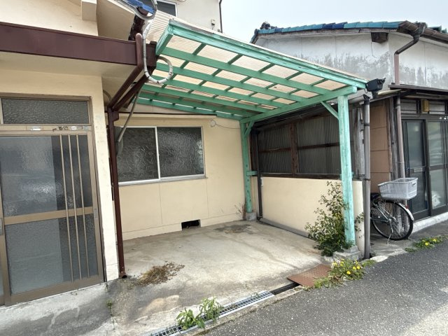 北今宿三丁目三木貸家の駐車場