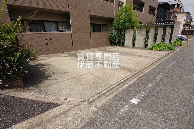 スクエアコートの駐車場