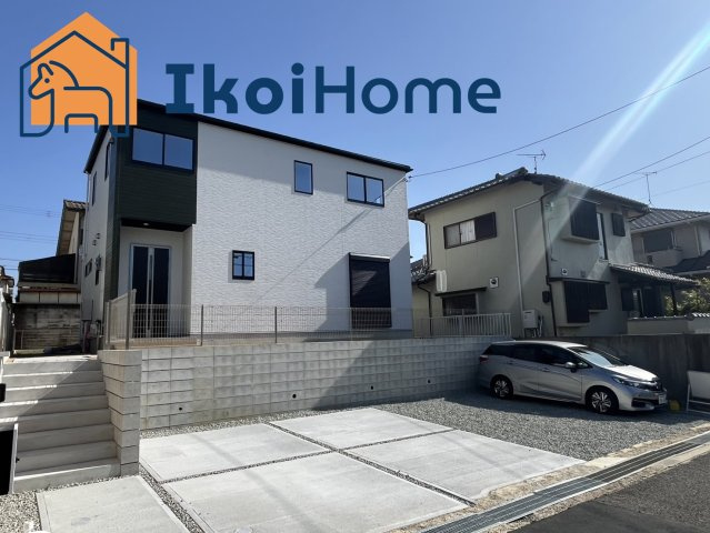 神戸市西区桜が丘中町　新築戸建の外観|駐車スペースがかなり広く、並列5台駐車可能です。車が多い方、バイク好きな方などにおすすめです。